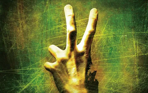 Left 4 Dead 2 のキービジュアル。親指の折れた手が「2」を象る、緑がかったホラーFPSの象徴的なアートワーク